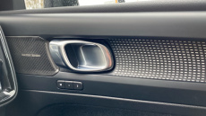 Volvo XC40 2.0 B4P Ultimate Dark 5dr Auto Petrol Estate